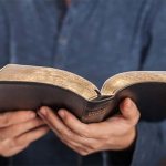 Держать в руках библию