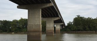 сонник переходить через мост над рекой