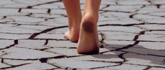 женщина с грязными ногами